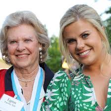 Elizabeth Binford's Instagram, Twitter & Facebook