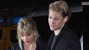 Taylor swift, winner of the global icon award, is seen during the brit awards 2021 at the o2 arena on may 11. Seltene Aufnahmen Taylor Swift Mit Freund Joe Unterwegs Promiflash De