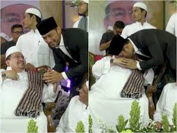 Masyarakat yang ingin melayat jenazah habib ali bin abdurrahman assegaf mulai berdatangan di rumah duka di kawasan tebet, jakarta selatan malam. 0 Fwzzmlr3vwvm