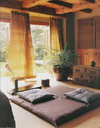 Maka dari itu, desain ruang tamu sangatlah penting untuk dikedepankan, diperhatikan dan ditata sebaik mungkin. 10 Inspirasi Desain Ruang Tamu Tanpa Sofa Di Rumah Yang Bikin Akrab