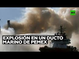 El fuego ha invadido durante horas las aguas del mar del estado de campeche, en el golfo de méxico. A5vrghrsomaxlm