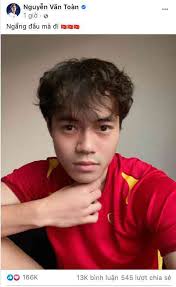 Sau trận thua ĐT Australia, "chủ tịch" Văn Toàn đăng ảnh tự an ủi khiến dân  mạng bật cười