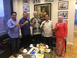 His death was confirmed by his son datuk seri nasir sakaran, utusan malaysia reported. Annuar Musa On Twitter Semalam Sy Menerima Kunjungan Pimpinan Umno Sabah Khususnya Dari Kawasan Semporna Dan Silam Bersama Yb Datuk Seri Panglima Nasir Tun Sakaran Dandai Cekalnya Pimpinan Akarumbi Umno Sabah Https T Co 1rspigaiyy