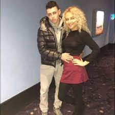 He and his childhood sweetheart rebecca cooke had their first child ronnie in january 2019, while foden was 18 years old. Der 18 Jahrige City Spieler Phil Super Lig International Facebook