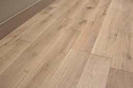 Du parquet massif en chêne au parquet massif en bois exotique, nous vous garantissons un rendu unique pour vos intérieurs. Parquet Chene Massif Brut De Sciage Clipsable Huile Naturel 15 X 125 Mm