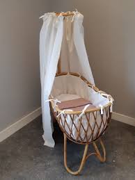 vintage rotan wieg met linnen bekleding wieg babyproducten babywieg