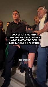 BOLSONARO MOSTRA TORNOZELEIRA ELETRÔNICA APÓS ENCONTRO COM LIDERANÇAS DE PARTIDO O ex-presidente Jair Bolsonaro exibiu a tornozeleira eletrônica que está utilizando a pessoas presentes na Câmara dos Deputados nesta segunda-feira (21), após