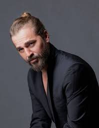 Babası mevlan düzyatan bir holding'de yöneticilik yapmıştır. Engin Altan Duzyatan Biography Family Movies Life Story