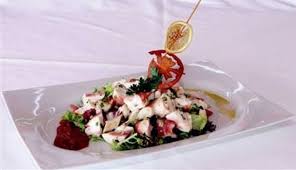 Sizde oldukça pratik yollarla evinizde konuklarınıza rahatlıkla ahtapot salatası yapabilirsiniz. Ahtapot Salatasi Tarifi Salatalar Sofra