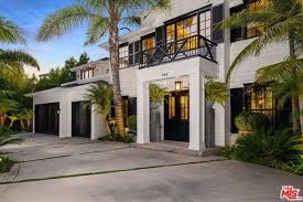 Et pour son séjour, elle a jeté son dévolu sur une somptueuse villa vue mer… qui n'est autre que la villa jade, la maison de johnny hallyday. Laeticia Hallyday Vend Sa Villa De Los Angeles Pour 15 Millions D Euros Figaro Immobilier