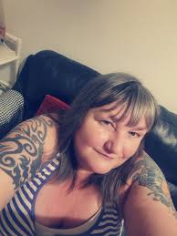 Hi, just wanted to introduce myself, from the sunny UK... Currently growing  my hair, but I'm not sure if it suits me.... No banana for scale or  length... 😊