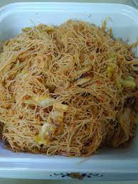 Setelah garing, masukkan gula dan garam. Resepi Bihun Goreng Simple Tapi Sedap