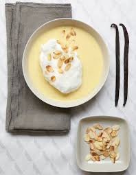 Oeufs A La Neige Creme A La Vanille Pour 6 Personnes Recettes Elle A Table Recette Oeuf A La Neige Recette Oeuf Creme Vanille