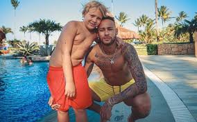 A youtuber de 18 anos, é a protagonista do videoclipe do mais recente single de david carreira. Neymar E O Drama Do Filho Os Amigos Dizem Que E Filho De Um Violador Nova Gente
