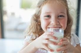 Geburtstages herum abstillen möchtest, kannst du direkt auf kuhmilch umstellen. Milch Milchprodukte Fur Kinder Gesund Oder Gefahrlich 9monate De