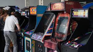 Que mezcla un par de juegos clásicos junto con unos gráficos en. Visitamos El Museo Del Videojuego Arcade De Ibi La Eterna Juventud Se Consigue Jugando Con 300 Maquinas Arcade Pinballs Y Retroconsolas