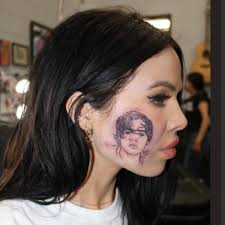 Nela os dois aparecem usando máscaras, mas é possível notar novas tatuagens no rosto do comediante. Kelsy Karter Tatua Rosto De Harry Styles Na Bochecha Emais Estadao