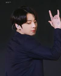 Dalam acara bertajuk bts 5th muster (magic shop) in seoul itu, jungkook mengatakan ibunya bermimpi tentang hujan yang berubah menjadi emas. Sweet Love Kookv Bts Jungkook Jungkook Foto Jungkook