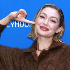 Gigi Robinson, Sports Illustrated's Newest Swimsuit Model, Is Also a  Chronic Pain Advocate