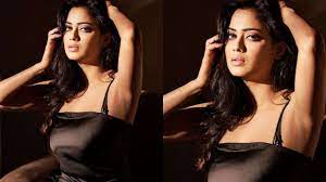 TV actress Shweta Tiwari's sizzling dance on Pathaan's 'Besharam Rang' in  bathrobe goes viral, WATCH
