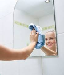 10 Astuces Naturelles Pour Nettoyer Des Miroirs Comment Nettoyer Les Vitres Astuces Nettoyant