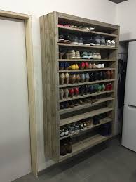 Giant Shoe Rack Made Out Of Discarded Pallets 1001 Pallets Pallet Shoe Rack Pallet Diy Diy Shoe Rack