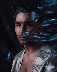 🌌Cendres « It's not real sadness, it's more like a painful shrug. So I  leave, by instinct or mistake. I walk alone