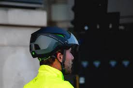 Een speed pedelec is een elektrische fiets die een trapondersteuning biedt tot 45 kilometer per uur. Der Endura Speed Pedelec Helm Erhalt Koroyd Core Und Visier Fur Den E Bike Pendelverkehr Swiss Cycles