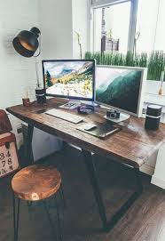 Home Office Avec Deux Grands Ecrans Face A Une Fenetre Maison Chaleureuse Deco Bureau Idee Deco Bureau