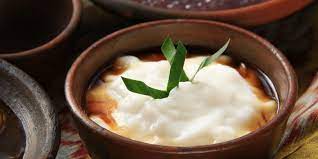 Bubur sumsum merupakan bubur dengan tekstur lembut yang dibuat dengan menggunakan tepung beras lalu disajikan bersama dengan kuah gula merah yang dilarutkan. Resep Bubur Sumsum Buat Sarapan Lengkap Dengan Saus Gula Merah