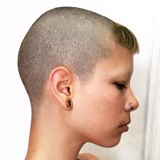 girl with mini chelseacut shaved head with mini bangs frisuren kurz frisuren