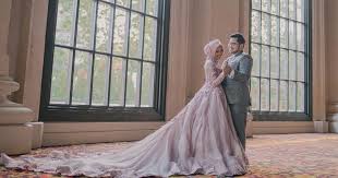 Putri ini memiliki karier yang sukses sebagai desainer fesyen dan dia sedang mempersiapkan debut koleksi terakhirnya. 6 Baju Nikah Muslimah Cantik