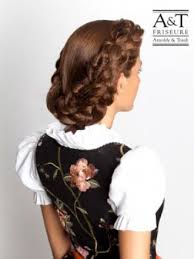 geflochtener nackenknoten das haar am vorderkopf abteilen und mit einem wellenstab in form bringen im nacken tracht frisur geflochtene frisuren flechtfrisuren