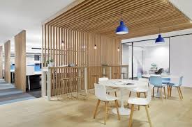 Continuing The Wooden Screen Up Onto The Ceiling As A Way To Define A Space Case Meallin Office Design Office Interior Design Office Space Design Office Design
