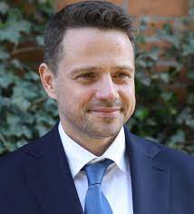 Pytał też do rządzących, czy są planowane kolejne podwyżki podatków. Rafal Trzaskowski Wikipedia