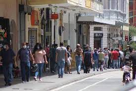 GUATEMALA Gran número de personas caminando por la sexta avenida de la Zona  1, de la ciudad de Guatemala, tras la apertura de varios comercios. 📸  LaHora
