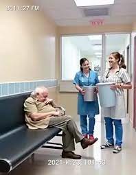 UN MULTIMILLONARIO SE HIZO PASAR POR UN HUMILDE LIMPIADOR EN SU NUEVO  HOSPITAL PARA DESCUBRIR… Toby Adamola, un multimillonario de 35 años, se  sentaba en su lujoso salón con una copa de