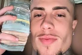 Vídeo: MC Daniel surpreende público em restaurante no Rio