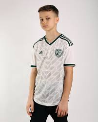 Wrocławianie zagrają w nowych trykotach już w ostatnim meczu obecnego sezonu, czyli w niedzielnej potyczce z lechią gdańsk na stadionie wrocław (19 lipca, godz. Koszulka Meczowa Wyjazdowa 2019 20 Junior Sklep Wks Slask Wroclaw