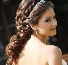 Die lockeren brautfrisuren mit locken und dutt ist perfekt für die moderne romantische frau. Brautfrisur Mit Schleier Und Diadem