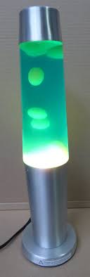 lava lampe zylinderform gelber wachs und blaue flussigkeit in silbernem alu der anblick der fliesenden formenbildung wirkt beruhigend lava leuchtmittel lampe
