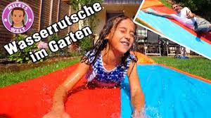 Entdecken sie unser vielfältiges angebot an rutschen und bereichern sie den heimischen garten um ein hochwertiges spielgerät, an welchem kinder auch über jahre hinweg noch freude haben werden. Wasserrutschen Spass Im Garten Wer Rutscht Cooler Mileys Welt Youtube