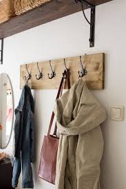 Eine garderobe muss sowohl praktisch als auch optisch ansprechend sein. Green Bird Diy Mode Deko Und Interieur Diy Hakenleiste Fur Garderobe Bauen Garderobe Diy Selbstgebauter Kleiderstander Garderobe Selber Bauen