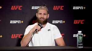 Jiri prochazka talks to the press sporting his new hairstyle before he fights dominick reyes in the mainevent at ufc vegas 25. Dmnntryly 4vcm