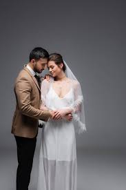 We did not find results for: Brunette Frau Im Hochzeitskleid Neben Elegantem Arabischen Brautigam Auf Grau Lizenzfreies Foto Und Stockbild