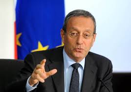 I pm di roma indagano per istigazione al suicidio in relazione alla morte l'ex sottosegretario alla presidenza del consiglio ed ex garante dell'antitrust, antonio catricalà.secondo quanto si apprende, gli inquirenti hanno disposto accertamenti autoptici. Ue2bx1uljwu15m