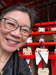 I visited an Inari shrine in Kyoto that has a lots of foxes!