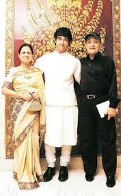 Aamir Khan With His Parents Bollywood Actors Vintage Bollywood Bollywood Stars
