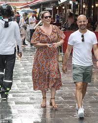 In the penultimate episode of the masked dancer on friday the six. Kelly Brook Looks Chic In Floaty Floral Dress And Tan Sandals Aktuelle Boulevard Nachrichten Und Fotogalerien Zu Stars Sternchen