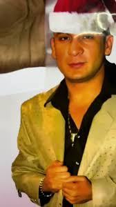 Outfit perfecto para Navidad con Valentín Elizalde